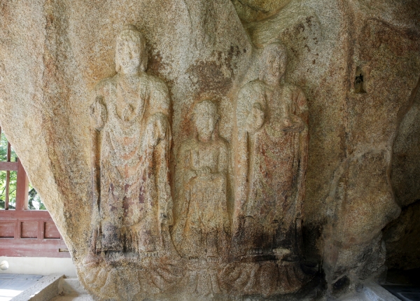 태안 동문리 마애삼존불입상.