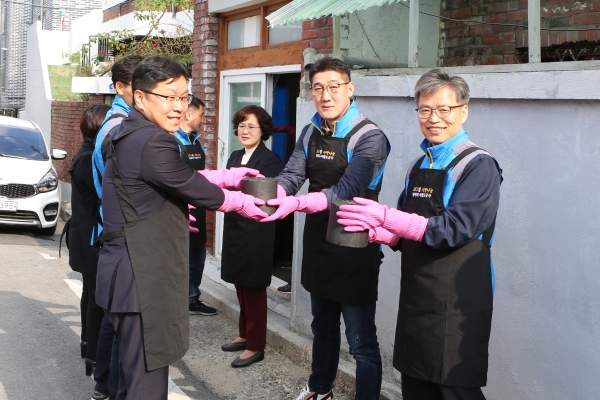7일 서구 도마동 저소득층 가정을 찾아 임직원 성금으로 마련한 ‘사랑의 연탄 나눔’ 행사