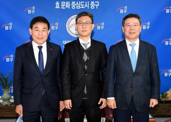 위촉장을 전달받은 김성률 대전지방법원 부장판사(가운데), 윤영훈 변호사(오른쪽)