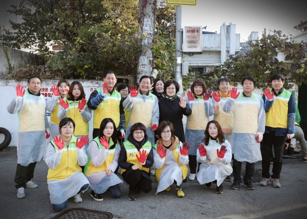 지난 9일 장종태 서구청장을 비롯한 위생과 직원, 두드림 사랑나눔 봉사단 등 70여명은 관내 기초수급대상자 가구에 연탄을 전달했다