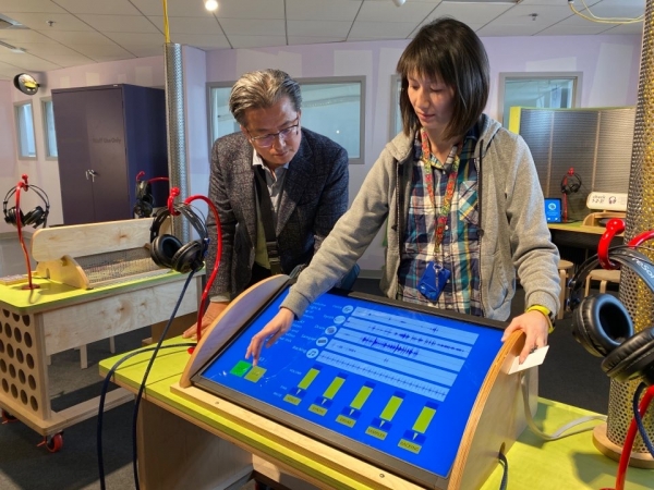 지난 7일(현지시간) 미국 샌프란시스코 어린이 창의력 박물관(Children's Creativity Museum)에서 정용래 유성구청장이 다양한 교구들을 체험하고 있다