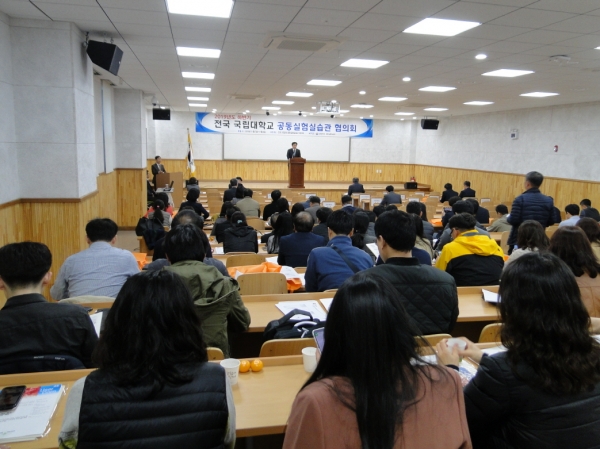 최병욱 총장이 2019년도 하반기 전국 국립대학교 공동실험실습관 협의회 축사를 하고 있다.