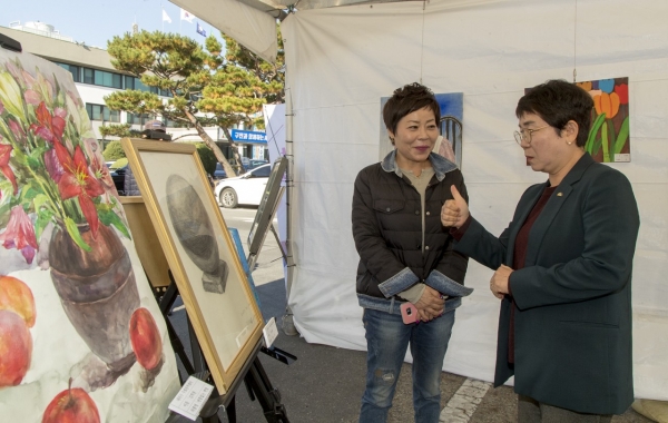 장애인 그림 전시회를 둘러보며 감탄하는 박정현 대덕구청장