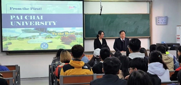 김선재(오른쪽) 배재대 총장이 7일 중국 산동대학교 한국어교육원에서 유학생 입학설명을 하고 있다