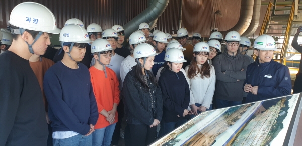 「중앙대학교 에너지 분야 전공자 태안발전본부 현장교육(’19.11.8)」에 참석한 대학생들이 서부발전의 사내 전문가로부터 발전설비에 대한 설명을 듣고 있다.