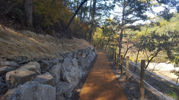 예산읍 수철리에 조성 중인 용굴천 산책로의 모습