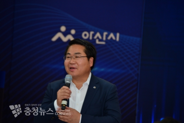 인사하고 있는 오세현 아산시장 / 충청뉴스 최형순 기자