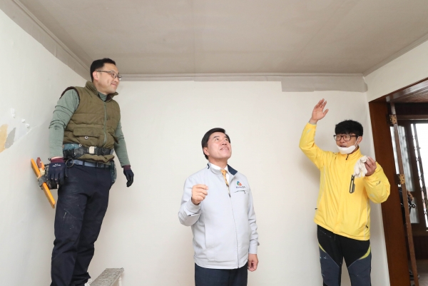 봉사단원들의 설명을 듣고 있는 황인호 동구청장 모습