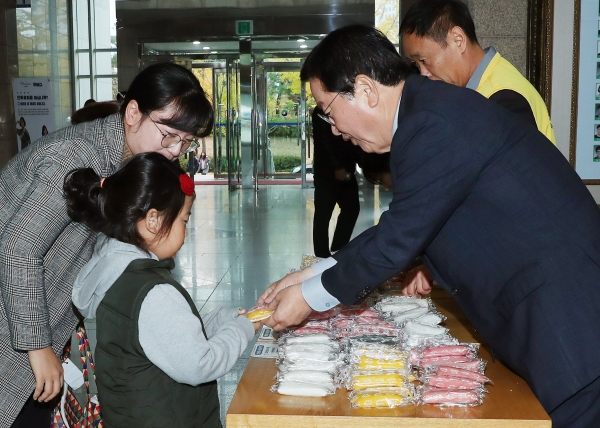 뻬뻬로데이 가래떡전달 모습