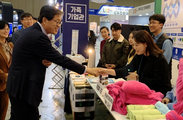 산학협력 EXPO장을 찾은 오덕성 총장