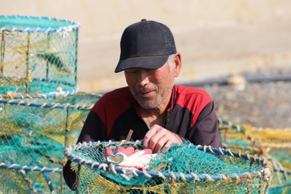 폐통발을 손질중인 만대주민 모습