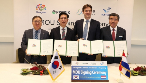 외자유치 투자 협약 장면(좌측부터 김승열 두비원 회장, 양승조 충청남도지사, 키 아츠 프로틱스사 대표, 김동일 보령시장).