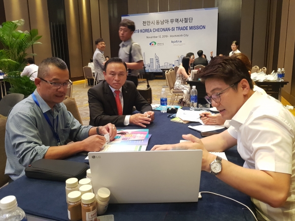 베트남 주요기업체와 무역사절단 상담회에 참석한 구본영 시장