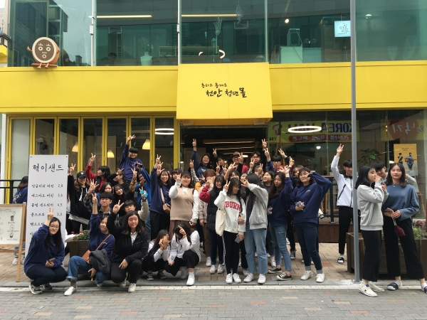 청소년 원도심 생생프로젝트에 참여한 청소년탐사대가 청년몰 앞에서 기념 촬영한 모습.
