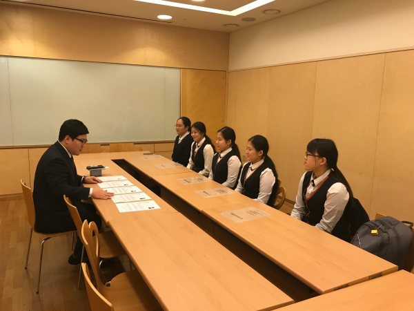 천안시2030청년복지센터가 추진하는 취업 역량 강화 프로그램에서 특성화고 3학년들이 시범면접에 참여하고 있다