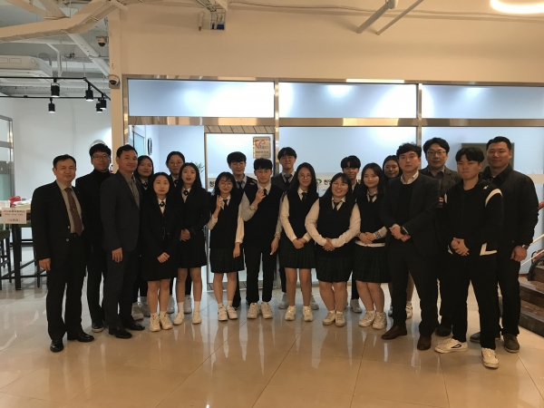 천안시2030청년복지센터가 특성화고 3학년인 예비사회인인을 대상으로 취업 역량 강화 프로그램를 추진해 참가자들과 기념사진을 찍고 있다.