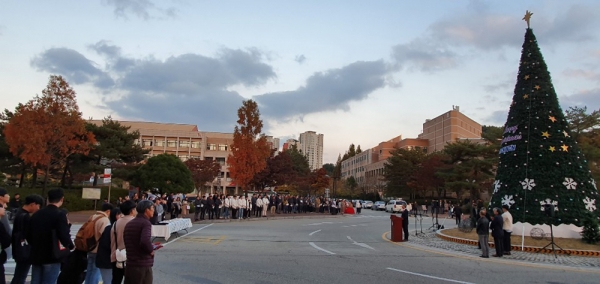 11일 열린 목원대 성탄목 점등식에서 권혁대 총장이 축사를 하고 있다.