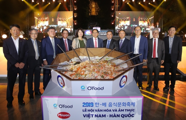 한­베 음식문화축제 개막 기념행사             * 김창국 aT아세안지역본부장(왼쪽에서 1번째)             * 박노완 주베트남 한국대사(왼쪽에서 6번째)