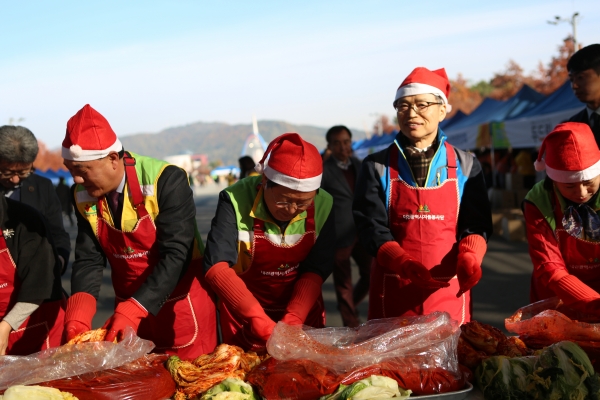 12일 공사 김경철사장이 김장대봉사 행사에 참석 김장김치를 담그고 있다.(오른쪽 두 번째)