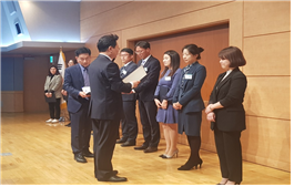 2019년 지방세외수입 우수사례 발표대회에서 영예의 최우수상을 수상하고 있는 대전 서구 지적과 이미경 주무관(오른쪽에서 두 번째)