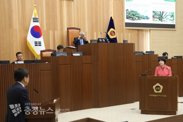 박용희 의원의 교육행정 질문에 답변하는 최교진 세종시교육감