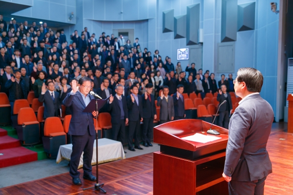 결의문을 낭독하며 공직기강과 윤리의식을 확립할 것을 선서하는 총무과장과 오세현 아산시장