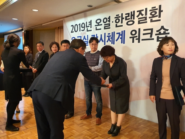 온열한랭질환 워크숍 우수기관 표창 (수상받는 사랑 이서희 보건행정과장)