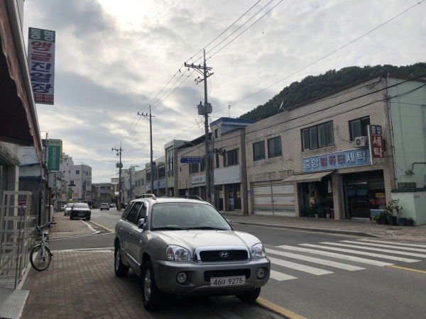 사업구간 거리의 간판과 건물 모습