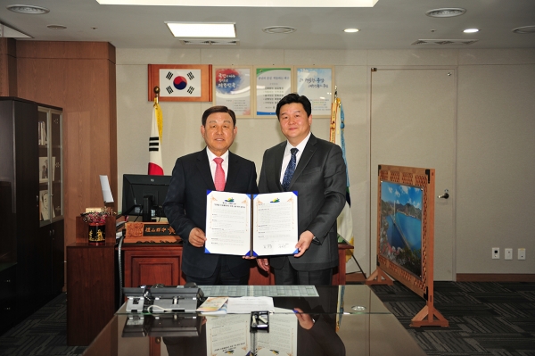 황선봉 예산군수와 성연수 은혜도서관장이 온종일돌봄센터 업무협약을 체결하고 기념촬영