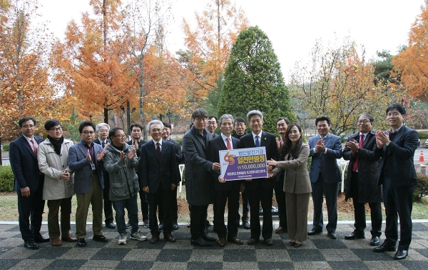 손중호 원우회장(발전기금 판넬 왼쪽 세 번째)이 권혁대 총장(발전기금 판넬 왼쪽 두 번째)에게 법인발전기금 1천만 원을 전달하고 기념촬영하고 있다.