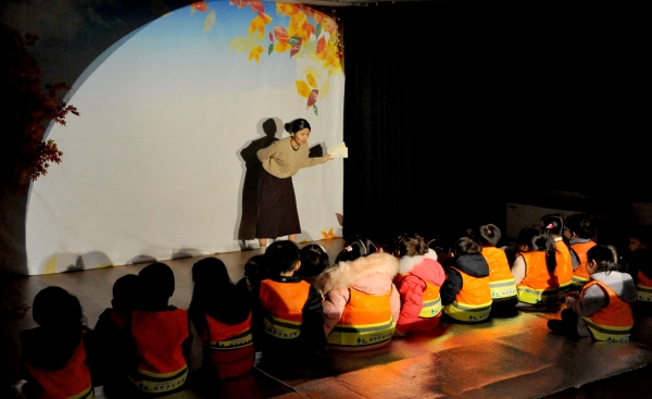 새천안유치원 어린이들이 동극 ‘우리 동네 도담나무’를 관람하고 있다.