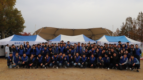 행사에 참여한 골프존뉴딘그룹 임직원 단체사진.