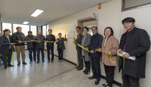 대덕구 노동자권리보호증진센터 현판 제막식 박정현 대덕구청장(왼쪽 줄 첫 번째)과 서미경 대덕구의회 의장(오른쪽 줄 두 번째)이 함께했다.