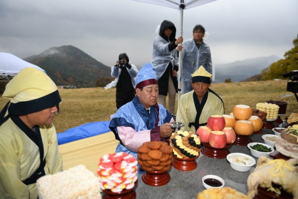 황선봉 예산군수가 대백제 부흥군 위령제를 봉행하는 모습