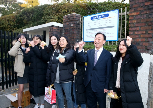 설동호 교육감 수능학생 격려(충남여고)