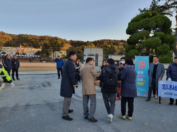 대학수학능력시험장 교통지도 장면