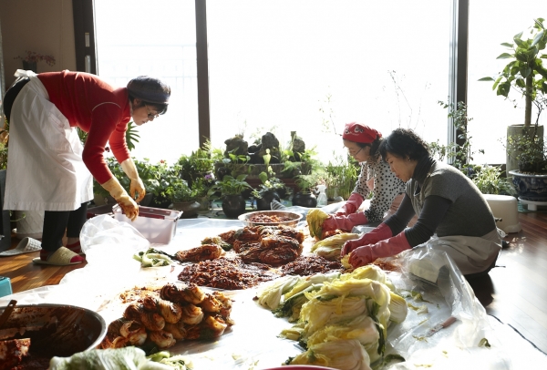 김장 사진(출처 : 세계김치연구소)