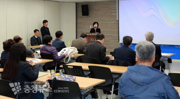 김영애 의장이 ‘한국전쟁 민간인희생자 유해발굴 보고회’에 참석하여 추도사를 하고 있다.