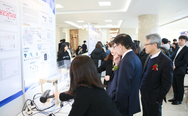 14일과 15일 양일간 건양대 대전 메디컬캠퍼스에서 열린 Medi-Bio Fair에서 건양대 이원묵 총장(가운데)이 학생들의 성과물을 둘러보는 모습