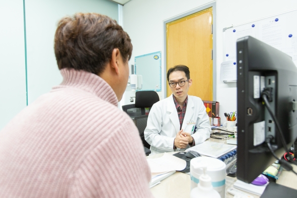 신개념 농촌 의료복지체계 마련 올인-청양의료원 전문의 진료 모습.