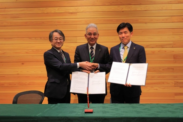 이와테대학과 복수학위제 운영 협약 체결 후 양교의 총장 등이 기념촬영을 하고 있다.(좌측부터 FUNAZAKI Ken-ichi 이와테대 이공대학장, 가운데 IWABUCHI Akira 이와테대 총장, 최병욱 한밭대 총장)