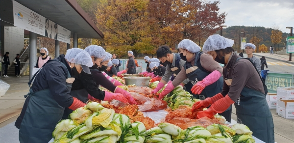 15일 대학 혜화문화관 광장에서‘사랑의 김장나누기’행사 진행