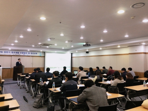 서부발전 관계자가 연구과제 추진전략 및 현황을 공유하고 있는 모습