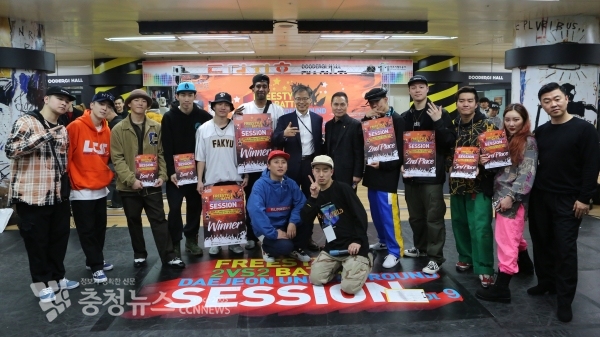 댄스 페스티벌 수상자들과 심사위원(가운데 공사 김경철 사장, 오른쪽 대전연예협회 주정관 회장)