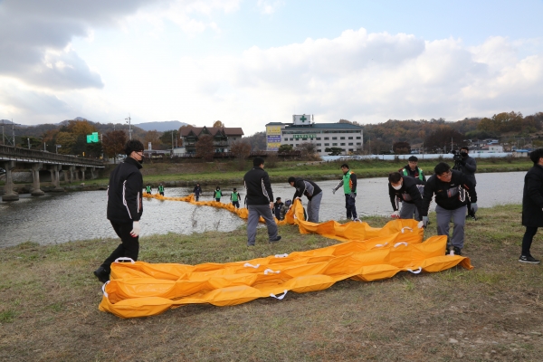 금산군은 15일 황풍교 일대에서 대규모 수질오염 대비 방제훈련을 실시했다.