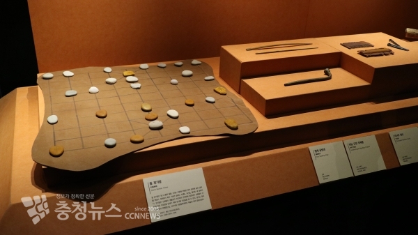 돌로 만든 장기알 등이 전시된 제4실 서해, 뱃사람