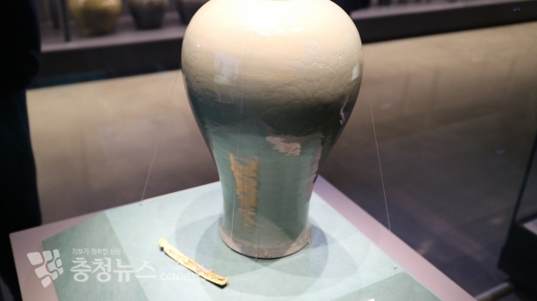 청자 음각연화절지문(연꽃줄기무늬) 매병 및 죽찰