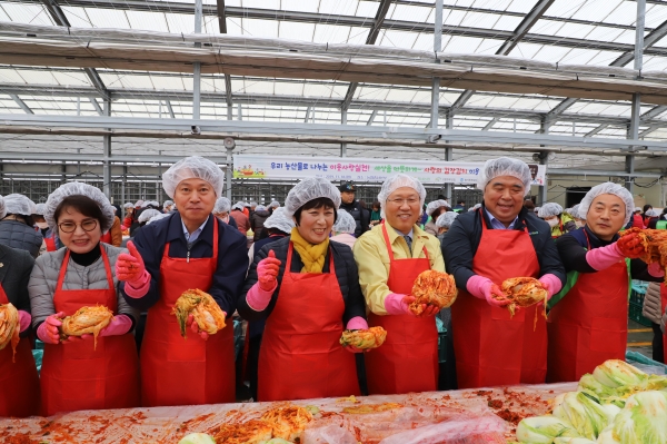 조소행 농협 충남지역본부장과 사랑의 김장담그기에 함께 한 추욱 충남도농림축산국장, 황선봉 예산군수, 주진하 농협예산군지부장, 김종래 삽교농협조합장 등이 봉사단과 함께 이웃을 위한 사랑의 김장담그기 행사를 가졌다