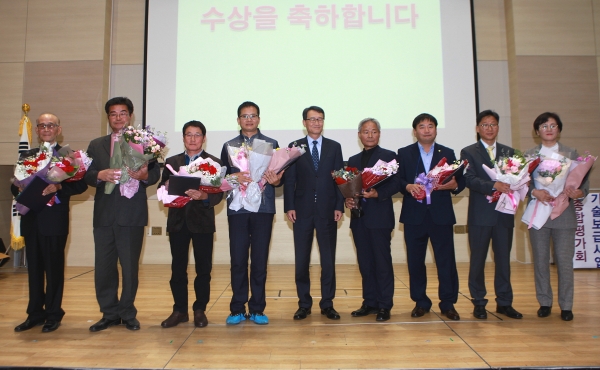 생활원예 중앙경진대회 농기센터 수상사진(맨 오른쪽 친환경농업과 심화섭 과장).