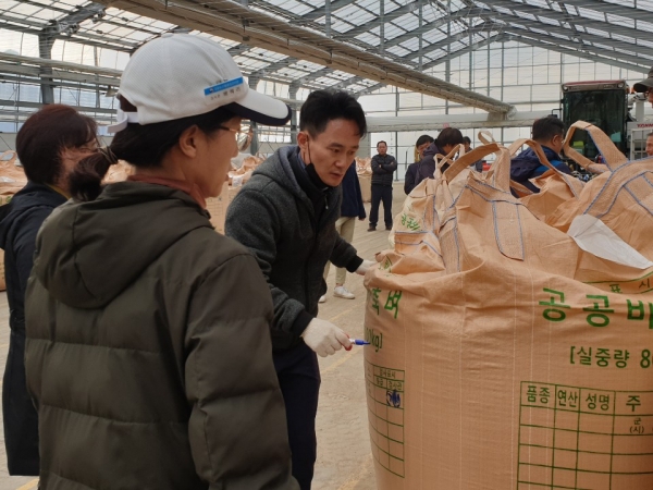 군은 갑작스런 우천으로 매입진행이 어려운 상황에서도 실내 육묘장으로 매입장소를 바꿔 진행하며 출하농가의 편의를 최대한 고려했다.